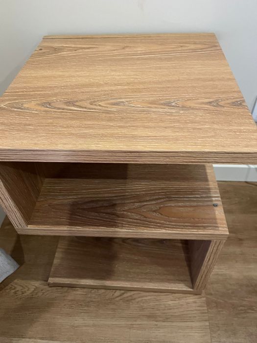 Cama, colchão e mesa de cabeceira