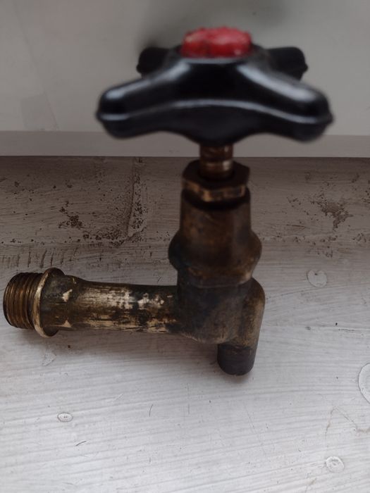 Бронзовий кран минулих часів