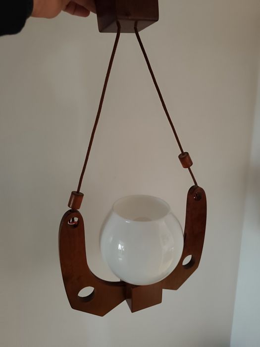 Stylowa lampa wisząca z czasów PRL-u z oryginalnym mlecznym kloszem