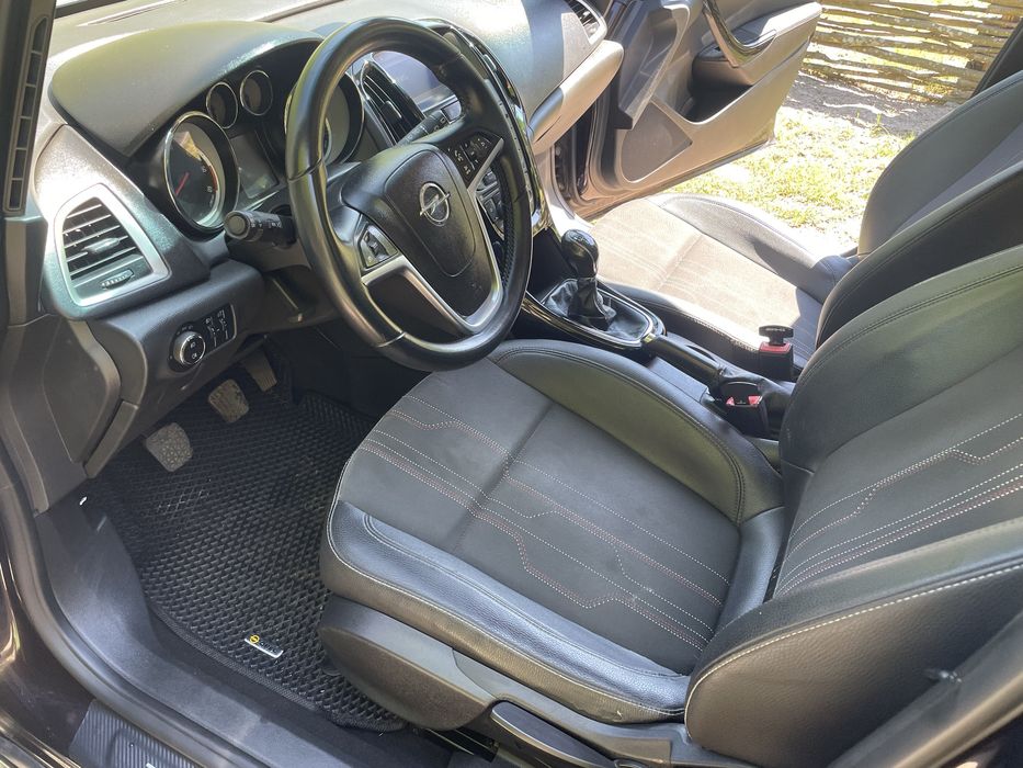 ТЕРМІНОВИЙ ПРОДАЖ Opel Astra j 2012 рік 1.3