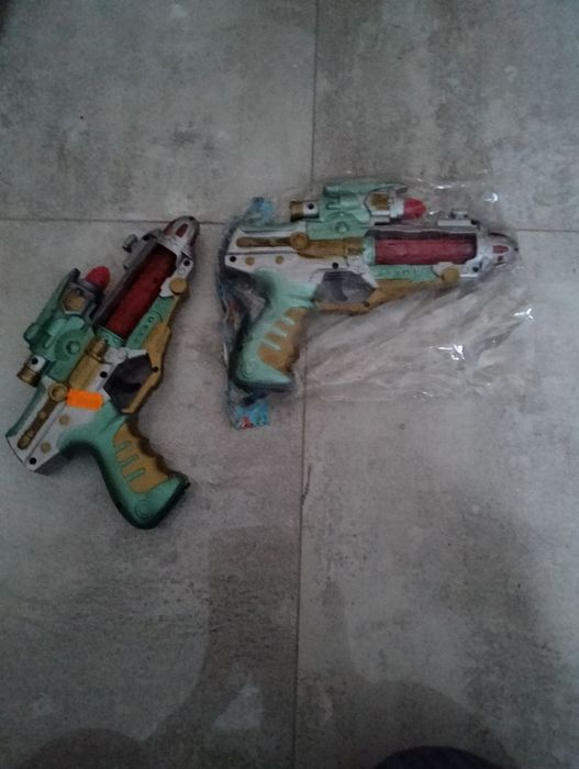 Plastikowy pistolet na baterię dla dzieci