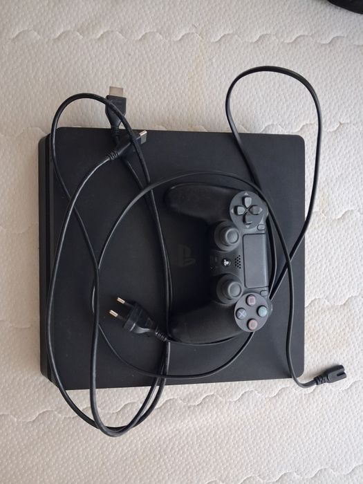 Ps4 slim 500gb z padem i kablem hdmi i grami