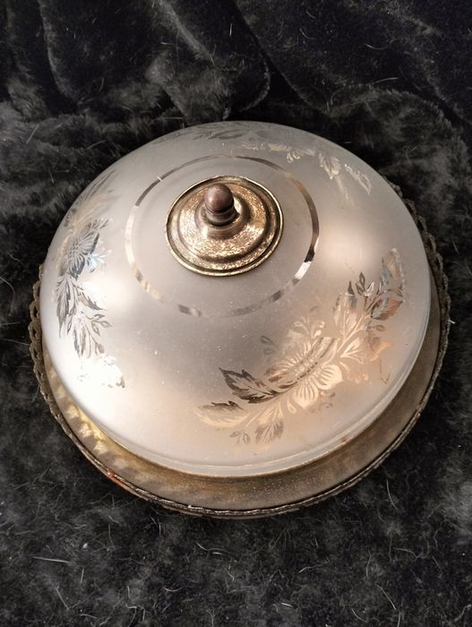 Plafond de teto antigo em latão e  vidro com desenhos.