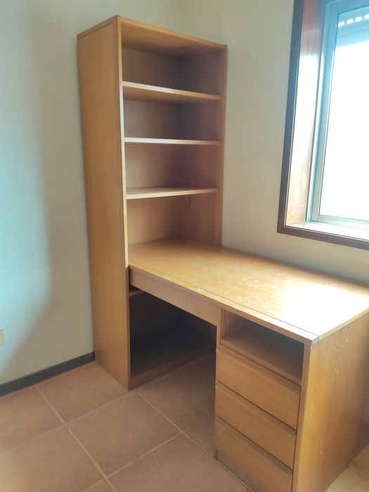 Estúdio c/ 3 módulos de  prateleiras, guarda fato, 2 camas, secretária