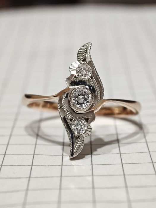 Золота каблучка, з діамантами 0.32ct, 585 проба.