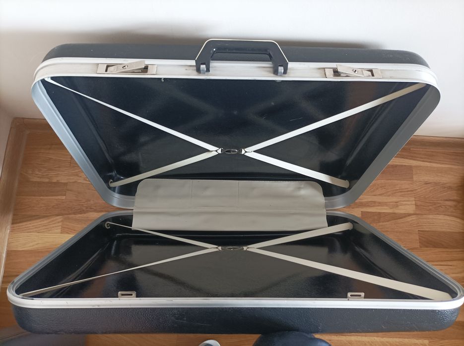 Діпломат зручний місткий