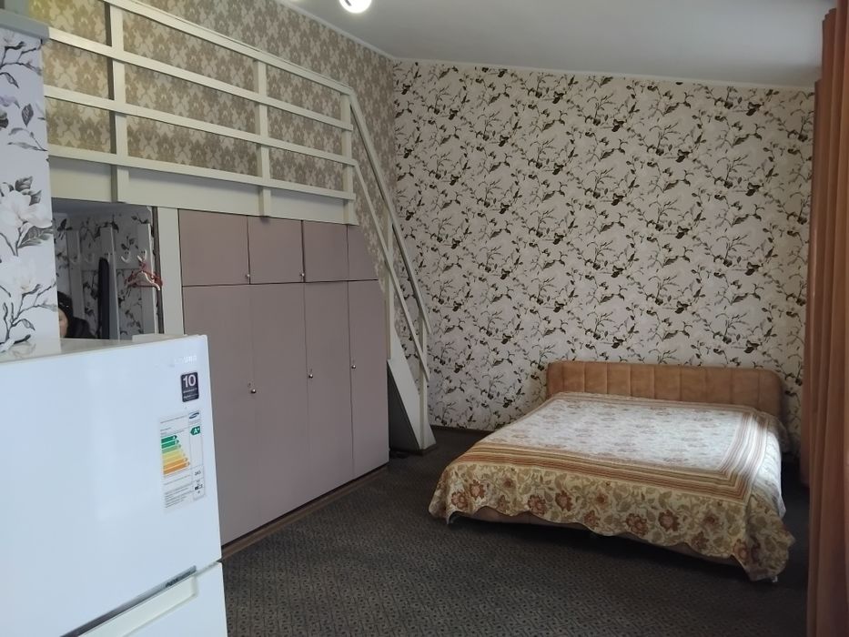 Продам 1 ком.кв,студио 28 +6кв.м.( своя)