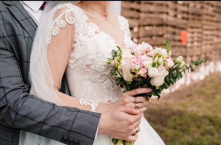 Пишна весільна сукня з корсетом