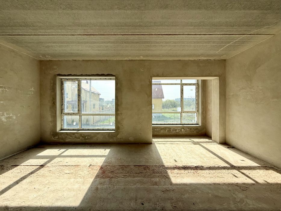 Зданий таунхаус з гаражем та міськими комунікаціями поруч озера!