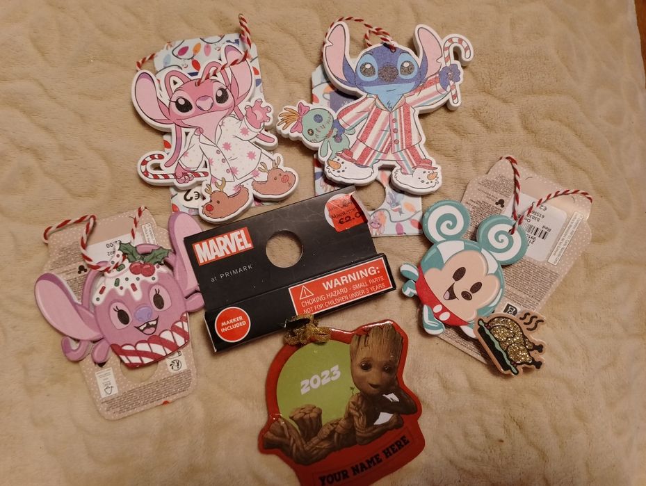 Лоти іграшок на ялинку