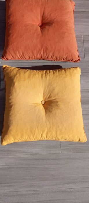Almofadas amarelas/laranja