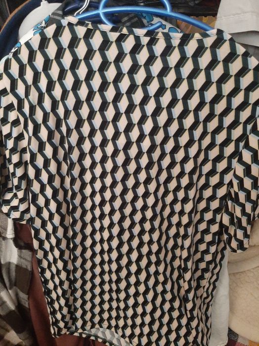 Blusa Cortefiel, aos losangos,em 3D
