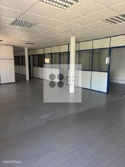 Armazém p/ Arrendar em Alhandra, Boa Localização.