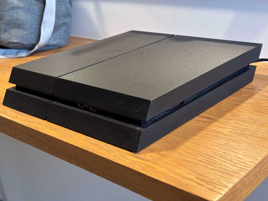PlayStation 4 + comando + Modern Warefare II (sem caixa)