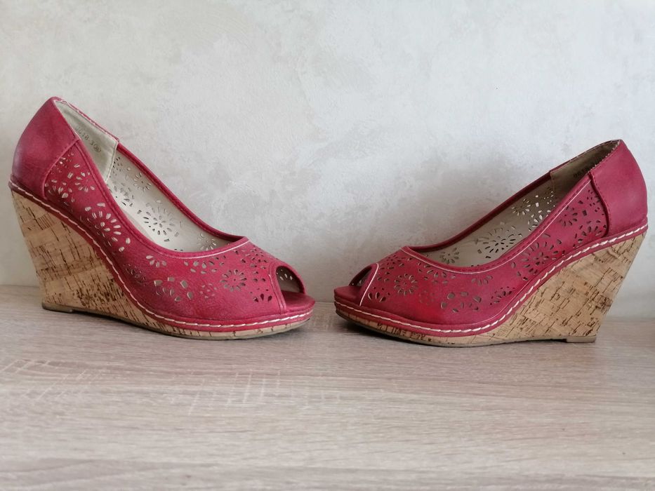 Czerwone buty na koturnie - solidne, mało używane