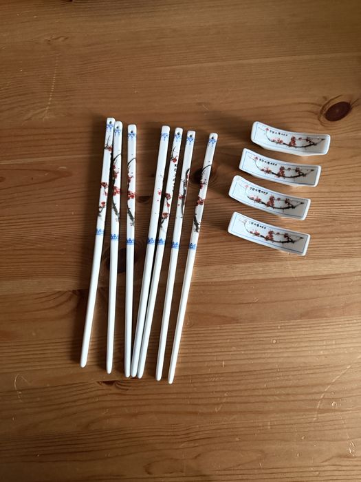 Ceramiczne pałeczki do sushi 7 sztuk + 4 podstawki