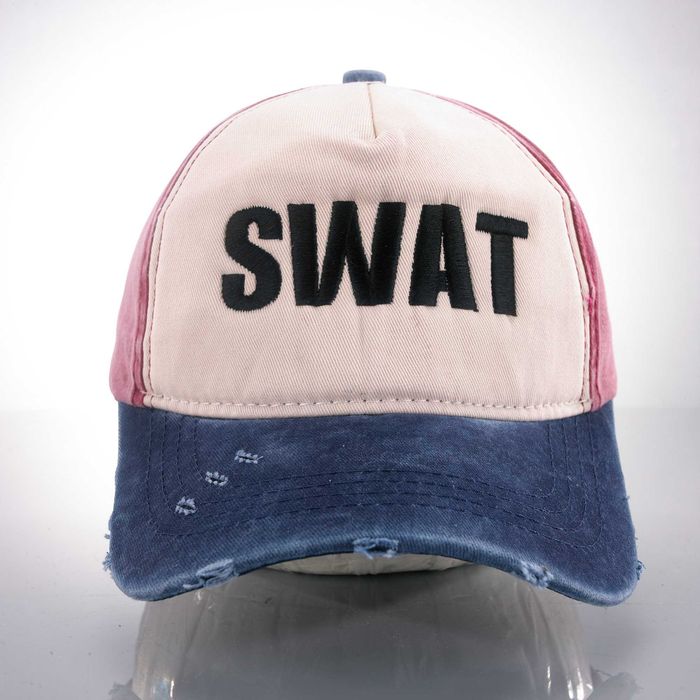 Czapka z daszkiem, z bawełny. Z napisem SWAT.