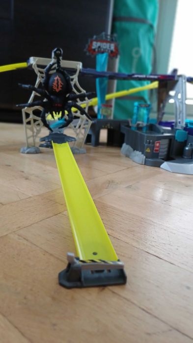 Tor dla samochodów Metal machines Pająk Hot wheels