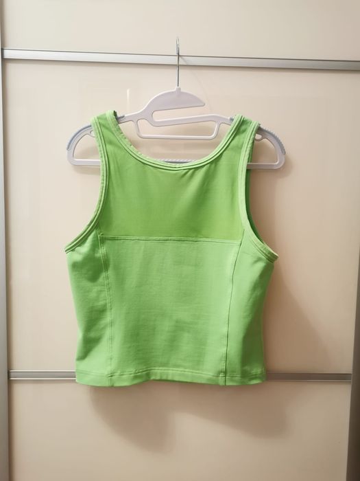 Wygodny, kobiecy top sportowy marki Adidas