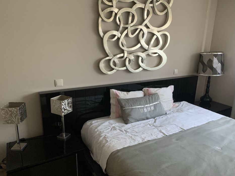 Quarto casal com quadro e candeeiros