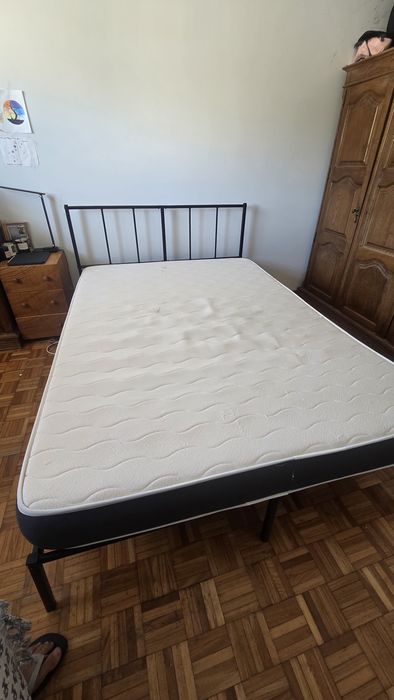 Cama e colchão de casal