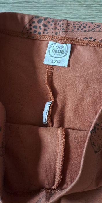 Brązowe dziewczęce legginsy ze zwierzęcym printem.