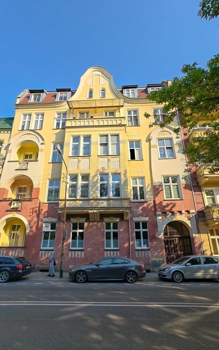 Centrum | 2 pokoje 74 m² | Duży balkon | Wysokie sufity | Słoneczne