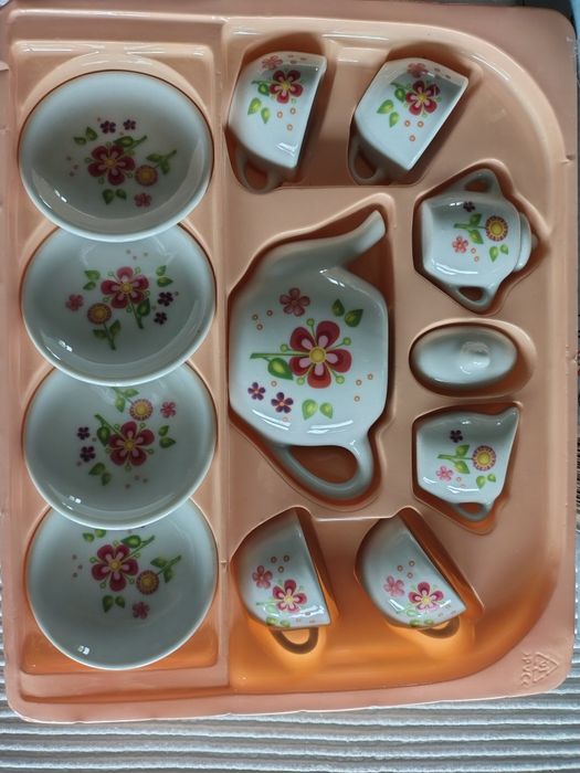 Porcelanowy serwis do herbaty dla dziewczynki.