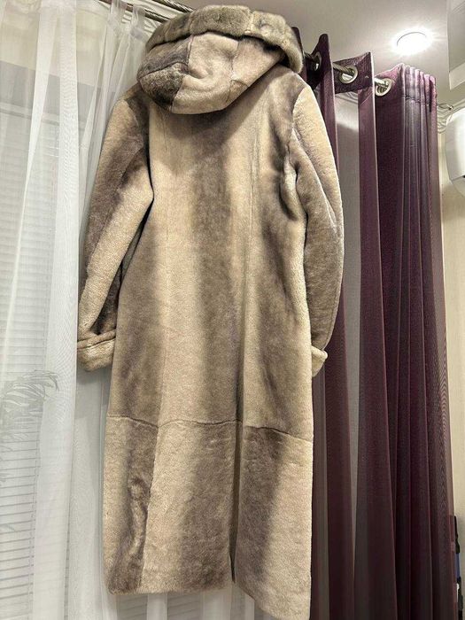 Женская шуба из цигейки с норковым капюшоном