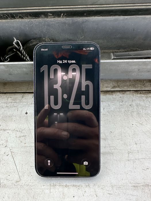iPhone 12  на 64gb