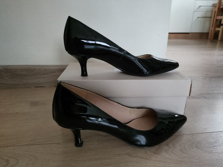 Czarne lakierowane czółenka Clarks