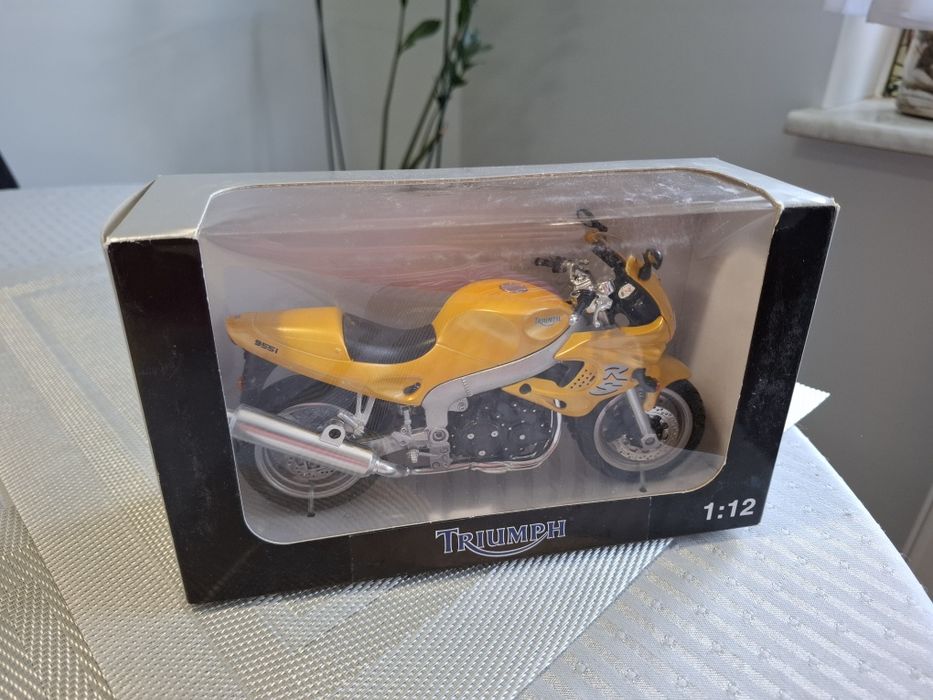Motocykl triumph skala 1:12m