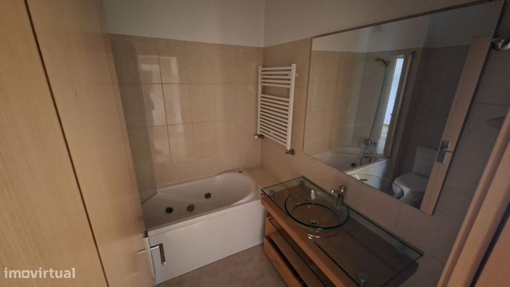 Apartamento T2 com 126m2, arrecadação e lugar  estacionamento Montijo.