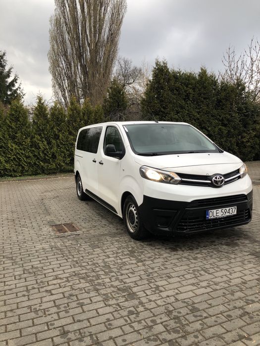 Wynajem busa Toyota Proace 9 osobowy Wypozyczalnia busow i vanow tanio