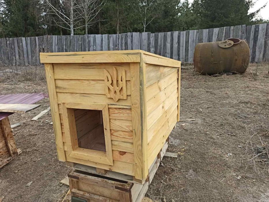Дерев'яна будка для собаки