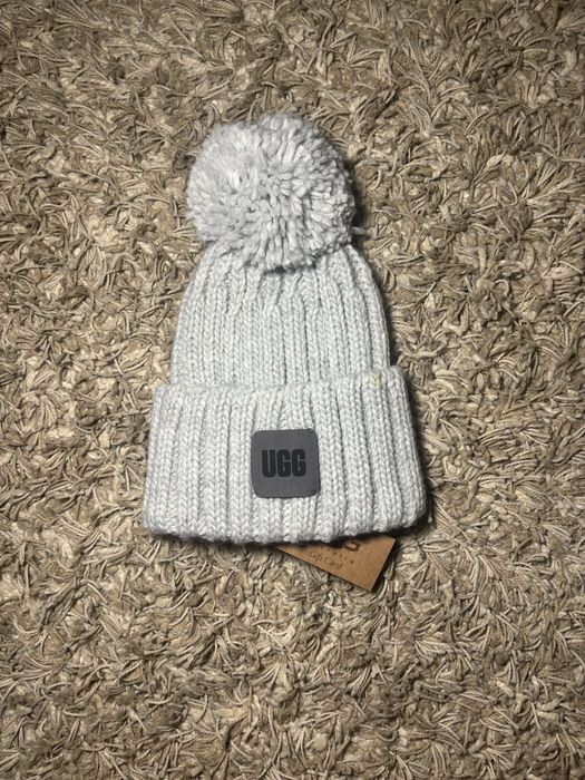Czapka ugg z pomponem