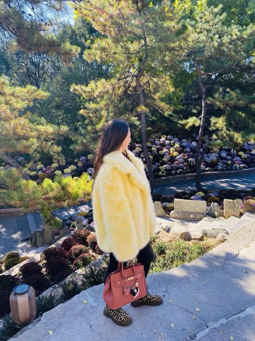 Шуба з еко хутра під песець вершкове масло  яскрава тренд 2026