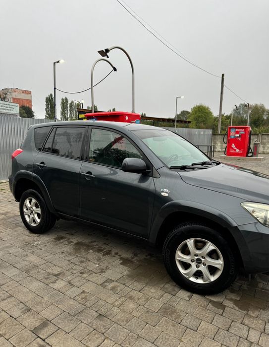 Автомобіль Toyota RAV4