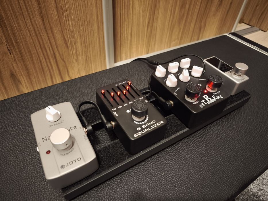 Efekty do gitary elektrycznej +pedalboard podłoga z  pokrowcem - kpl.