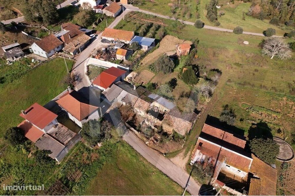 Moradia T2 para recuperar em Santo Ibério, Pombal, Leiria com terreno