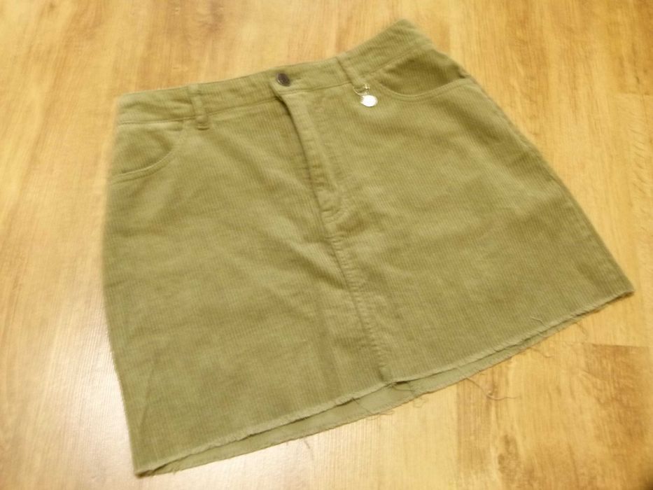 Pull & Bear spódnica miękki sztruks kolor khaki postrzępiona rozm M 38