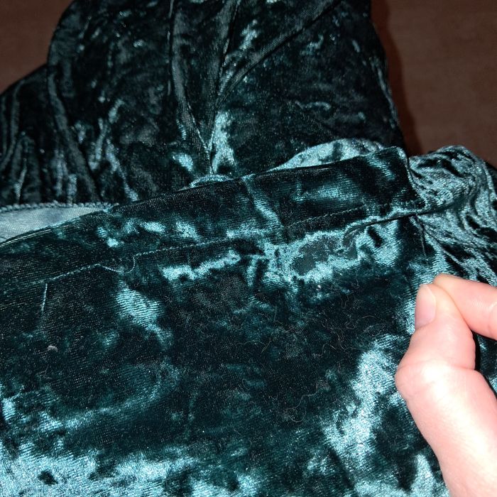 Оксамитова сукня з рюшами Манго