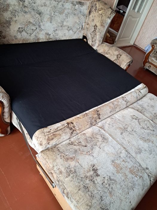 Отдам бесплатно на вынос диван и кресло