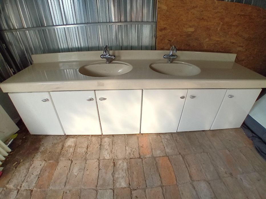 Zestaw do łazienki umywalka baterie szafka