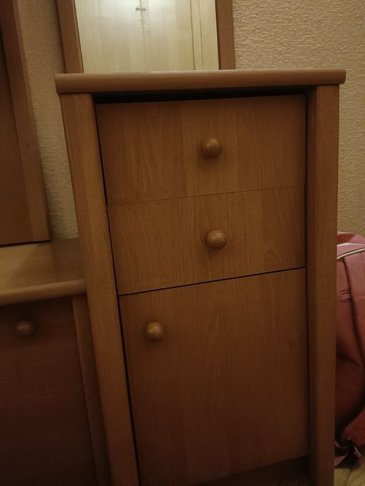 Тумбы,зеркало. Прихожая.