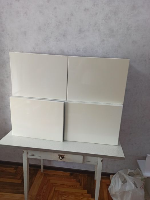 Шафи навесні і полиця