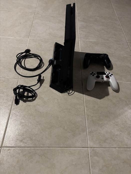 Vendo ps4 1T com dois comandos