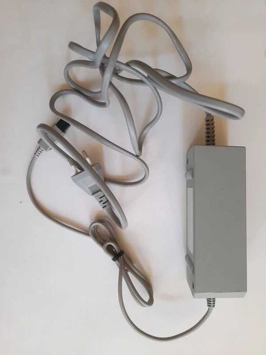 Nintendo Wii , Vermelha, 2 comandos, Sensor e Cabos