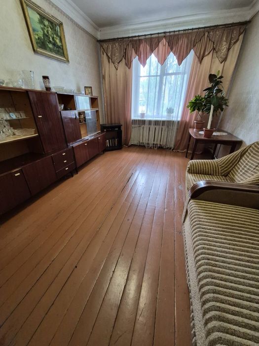 Продам ПРОСТОРУ 3 х кімн квартиру ЦЕНТР ,  вул. Г. України