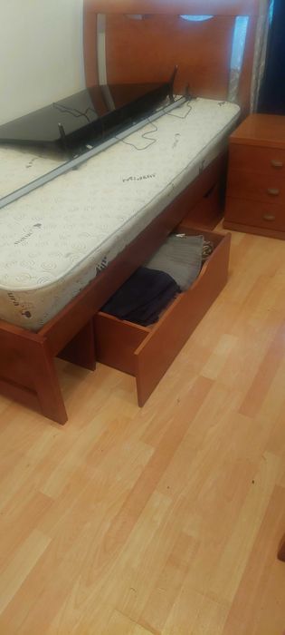 Camas, escrivaninha e mesa de cabeceira